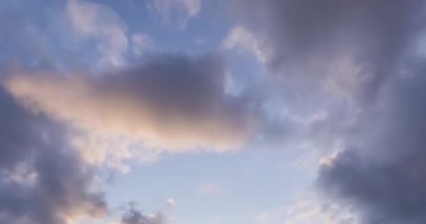 Timelapse av episka moln vid berget medow på hösten. Vild oändlig natur med snöstorm himmel. Snabb rörelse — Stockvideo