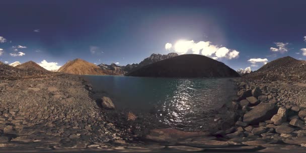 VR Gokyo Ri bergmeer in het winterseizoen. Wild Himalaya 's hoge hoogte natuur en berg vallei. Rotsachtige hellingen bedekt met ijs. — Stockvideo