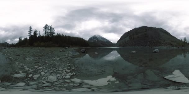 Montanha lago 360 vr na hora de verão ou outono. Natureza selvagem e monte vale rural. Floresta verde de pinheiros e nuvens rápidas no céu. — Vídeo de Stock