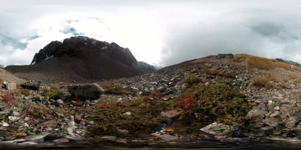 360 VR de valle de montaña lapso de tiempo en el tiempo de otoño. Naturaleza salvaje sin fin y nubes de tormenta de nieve. Rayos de sol sobre hierba verde y rocas . — Vídeo de stock