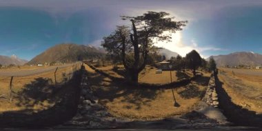 LUKLA, NEPAL - 1 Aralık 2017: 360 VR Uçak havalanıp Katmandu 'ya uçtu. Vahşi Himalayalar yüksek irtifa doğa ve dağ vadisi. Ağaçlarla kaplı kayalık yamaçlar.
