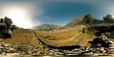 LUKLA, NEPAL - 1 Aralık 2017: 360 VR Uçak havalanıp Katmandu 'ya uçtu. Vahşi Himalayalar yüksek irtifa doğa ve dağ vadisi. Ağaçlarla kaplı kayalık yamaçlar.