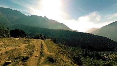 LUKLA, NEPAL - 1 ARALIK 2017: Kathmandu 'dan havaalanına uçak geliyor. Vahşi Himalayalar yüksek irtifa doğa ve dağ vadisi. Ağaçlarla kaplı kayalık yamaçlar.