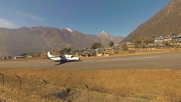 LUKLA, NEPAL - 1 DE DICIEMBRE DE 2017: Aeronaves de Katmandú llegan al aeropuerto. Himalaya salvaje naturaleza de gran altitud y valle del monte. Pendientes rocosas cubiertas de árboles. — Vídeos de Stock