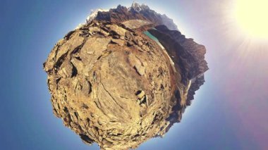 360 VR Gokyo Ri dağ tepesi. Tibet Budist bayrağı. Vahşi Himalayalar yüksek irtifa doğa ve dağ vadisi. Buzla kaplı kayalık yamaçlar. Küçük gezegen dönüşümü.