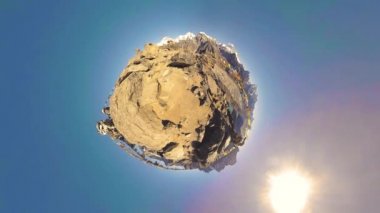 360 VR Gokyo Ri dağ tepesi. Tibet Budist bayrağı. Vahşi Himalayalar yüksek irtifa doğa ve dağ vadisi. Buzla kaplı kayalık yamaçlar. Küçük gezegen dönüşümü.