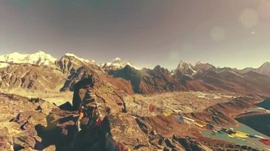 360 VR Gokyo Ri dağ tepesi. Tibet Budist bayrağı. Vahşi Himalayalar yüksek irtifa doğa ve dağ vadisi. Buzla kaplı kayalık yamaçlar. Panorama hareketi