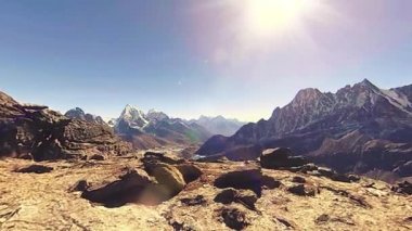 360 VR Gokyo Ri dağ tepesi. Tibet Budist bayrağı. Vahşi Himalayalar yüksek irtifa doğa ve dağ vadisi. Buzla kaplı kayalık yamaçlar. Panorama hareketi