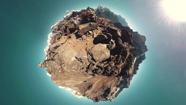 360 VR Gokyo Ri Bergspitze. Tibetische buddhistische Gebetsfahne. Wilde Himalaya-Hochgebirgsnatur und Bergtal. Felsige Hänge mit Eis bedeckt. Winzige Planeten-Transformation. — Stockvideo