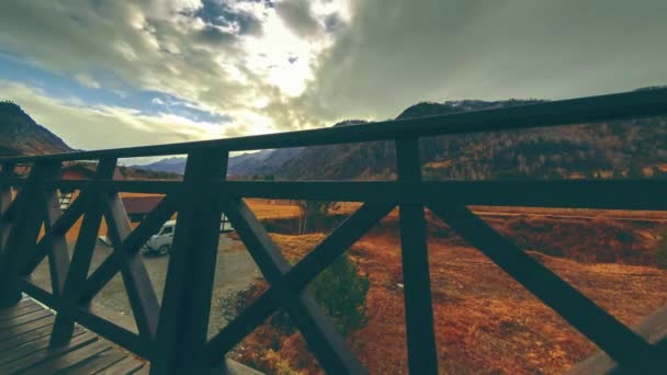 Timelapse του ξύλινου φράχτη στην ψηλή βεράντα στο ορεινό τοπίο με σύννεφα. Οριζόντια κίνηση κύλισης — Αρχείο Βίντεο