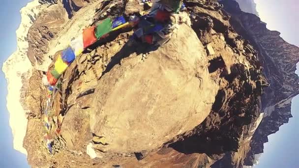 360 VR Gokyo Ri cima de la montaña. Bandera budista tibetana de oración. Himalaya salvaje naturaleza de gran altitud y valle del monte. Pendientes rocosas cubiertas de hielo. Transformación del pequeño planeta. — Vídeos de Stock