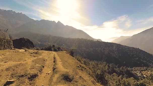 LUKLA, NEPAL - 1. prosince 2017: Na letiště přiletí letadlo z Káthmándú. Divoké Himálaje vysoká nadmořská výška přírody a údolí hory. Skalnaté svahy pokryté stromy. — Stock video