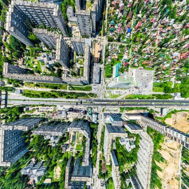 Kesişen yollar, evler, binalar, parklar ve otoparklar olan havacılık şehri manzarası. Güneşli yaz panoramik resmi