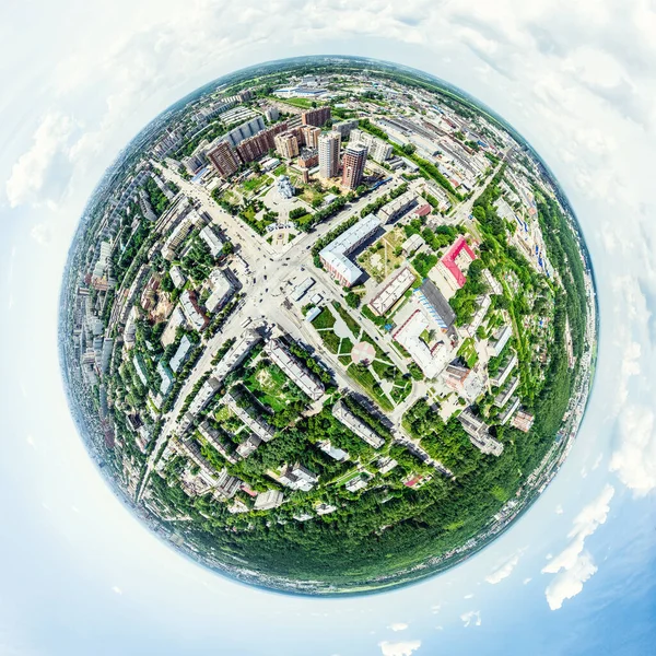 Vista aérea de la ciudad con encrucijadas y caminos, casas, edificios, parques y estacionamientos. Imagen panorámica soleada de verano —  Fotos de Stock