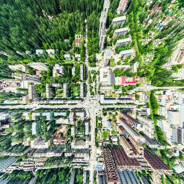 Vista aerea sulla città con crocevia e strade, case, edifici, parchi e parcheggi. Estate soleggiata immagine panoramica — Foto Stock