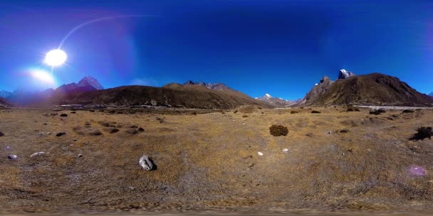 4K VR ของ Dingboche และหมู่บ้าน Pheriche ในเนปาลจุดพื้นฐานของแคมป์ฐานที่ยั่งยืน อีบีซี สตูปพุทธบนภูเขา . — วีดีโอสต็อก