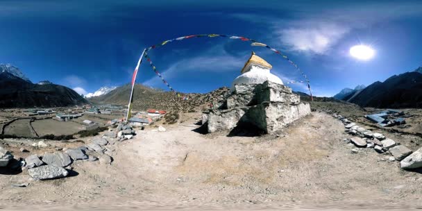 Nepal 'deki Dingboche ve Pheriche köyünün 4K VR' si, Everest ana kamp alanının temel noktası. EBC. Dağdaki Budist aptallığı.. — Stok video