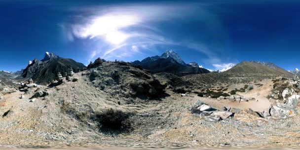 4K VR de Dingboche y la aldea de Pheriche en Nepal, punto básico de pista de campamento base everest. EBC. Estupa budista en la montaña. — Vídeos de Stock