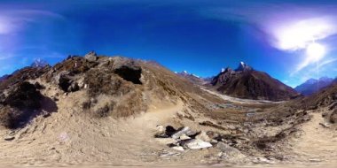 Nepal 'deki Dingboche ve Pheriche köyünün 4K VR' si, Everest ana kamp alanının temel noktası. EBC. Dağdaki Budist aptallığı..