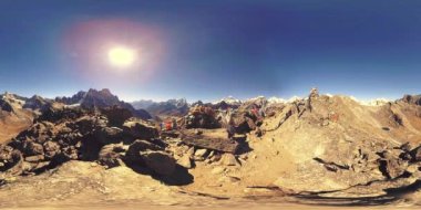 360 VR Gokyo Ri dağ tepesi. Tibet Budist bayrağı. Vahşi Himalayalar yüksek irtifa doğa ve dağ vadisi. Kayalık yamaçlar buzla kaplı.