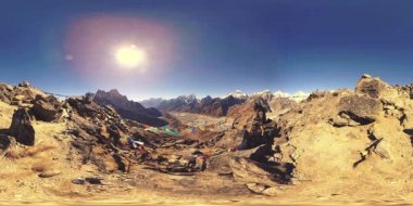 360 VR Gokyo Ri dağ tepesi. Tibet Budist bayrağı. Vahşi Himalayalar yüksek irtifa doğa ve dağ vadisi. Kayalık yamaçlar buzla kaplı.
