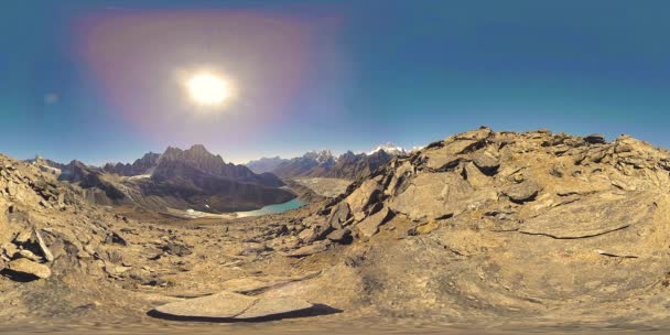 360 VR Gokyo Ri cima della montagna. La preghiera tibetana Bandiera buddista. Selvaggio Himalaya natura d'alta quota e la valle del monte. Piste rocciose coperte di ghiaccio. — Video Stock