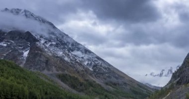 Dağ Gölü 'nün zamanı yaz ya da sonbahar zamanlarında geçiyor. Vahşi doğa ve kırsal dağ vadisi. Çam ağaçlarından oluşan yeşil orman ve gökyüzünde hızlı bulutlar. Motorlu doli kaydırma hareketi