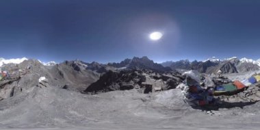 360 VR Gokyo Ri dağ tepesi. Tibet Budist bayrağı. Vahşi Himalayalar yüksek irtifa doğa ve dağ vadisi. Kayalık yamaçlar buzla kaplı.