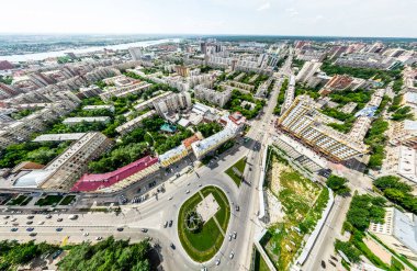 Kesişen yollar, evler, binalar, parklar ve otoparklar olan havacılık şehri manzarası. Güneşli yaz panoramik resmi