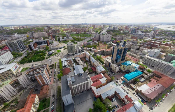 Luftaufnahme der Stadt mit Kreuzungen und Straßen, Häusern. Kopterschuss. Panorama-Bild. — Stockfoto