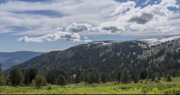 El lapso de tiempo del paisaje nublado detrás de la cima de las montañas. Nieve, rocas, acantilados y cielo azul profundo. Alta altitud. — Vídeo de stock