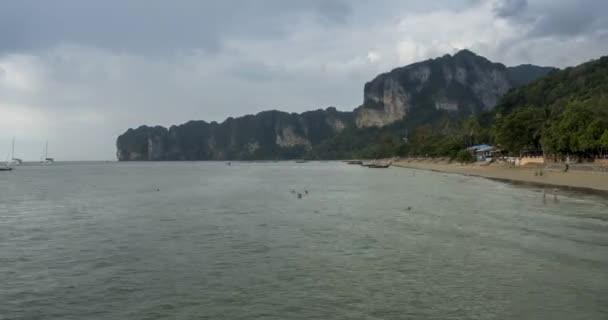 Zeitraffer von Regenwolken über Strand und Meereslandschaft mit Booten. Tropischer Sturm im Ozean. — Stockvideo