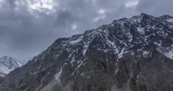 Timelapse des nuages épiques en automne de vallée de montagne. Nature sauvage sans fin et ciel de tempête de neige sur le sommet de la neige — Video