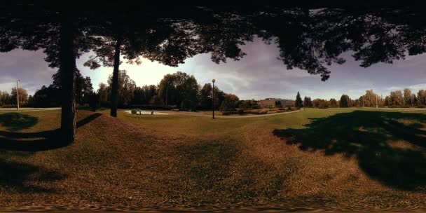 UHD 4K 360 VR Realtà Virtuale di un'area ricreativa del parco cittadino. Alberi ed erba verde al giorno d'autunno o d'estate — Video Stock