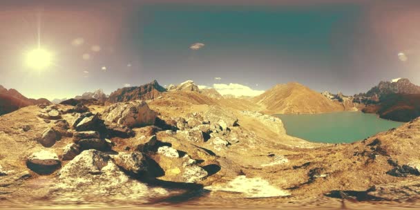 VR Gokyo Ri Bergsee in der Wintersaison. Wilde Himalaya-Hochgebirgsnatur und Bergtal. Felsige Hänge mit Eis bedeckt. — Stockvideo