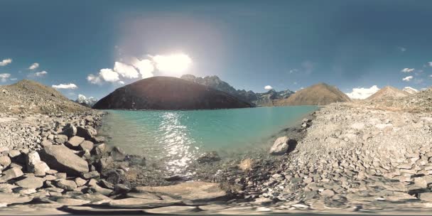 Kış mevsiminde VR Gokyo Ri Dağı Gölü. Vahşi Himalayalar yüksek irtifa doğa ve dağ vadisi. Kayalık yamaçlar buzla kaplı. — Stok video