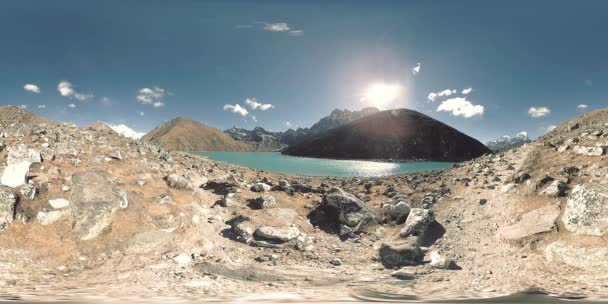 VR Gokyo Ri bergmeer in het winterseizoen. Wild Himalaya 's hoge hoogte natuur en berg vallei. Rotsachtige hellingen bedekt met ijs. — Stockvideo