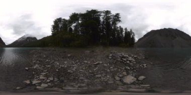 Dağ Gölü 360 Vr yaz veya sonbahar zamanı. Vahşi doğa ve kırsal dağ vadisi. Çam ağaçlarından yeşil orman ve gökyüzünde hızlı bulutlar.