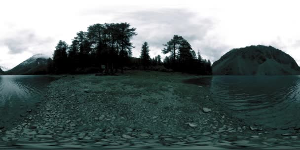 Montanha lago 360 vr na hora de verão ou outono. Natureza selvagem e monte vale rural. Floresta verde de pinheiros e nuvens rápidas no céu. — Vídeo de Stock