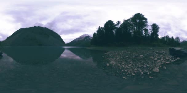 Lago de montaña 360 vr en el verano u otoño. Naturaleza salvaje y valle montañoso rural. Bosque verde de pinos y nubes rápidas en el cielo. — Vídeo de stock