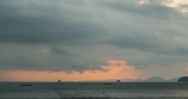 Gün batımında deniz ya da okyanus üzerinde ışık hızının artması. Tropik iklimde sıcak yaz havası. Panoramik hareket.