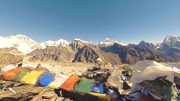 360 VR Gokyo Ri mountain top. Tibetan prayer Buddhist flag. Wild Himalayas high altitude nature and mount valley. Rocky slopes covered with ice. Panorama movement — Stock Video