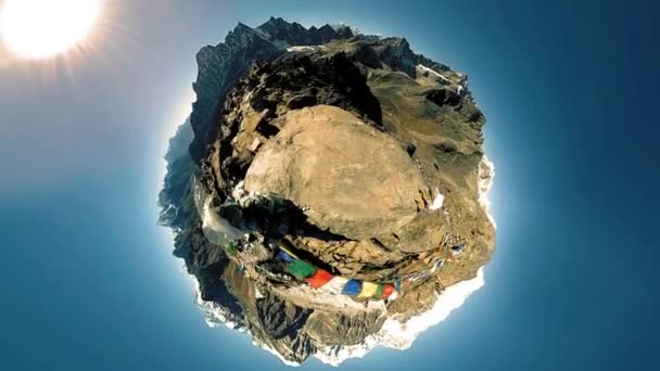 360 VR Gokyo Ri bergtop. Tibetaans gebed Boeddhistische vlag. Wild Himalaya 's hoge hoogte natuur en berg vallei. Rotsachtige hellingen bedekt met ijs. Kleine planeet transformatie. — Stockvideo
