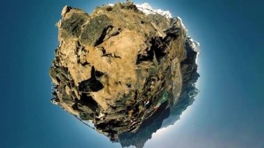 360 VR Gokyo Ri dağ tepesi. Tibet Budist bayrağı. Vahşi Himalayalar yüksek irtifa doğa ve dağ vadisi. Buzla kaplı kayalık yamaçlar. Küçük gezegen dönüşümü.