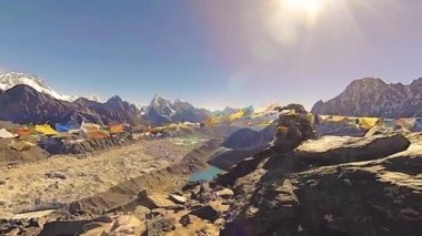 360 VR Gokyo Ri dağ tepesi. Tibet Budist bayrağı. Vahşi Himalayalar yüksek irtifa doğa ve dağ vadisi. Buzla kaplı kayalık yamaçlar. Panorama hareketi