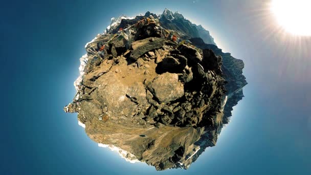 360 метров вершины горы Гокио Ри. Тибетский молитвенный буддийский флаг. Дикая гималайская высокогорная природа и горная долина. Скалистые склоны покрыты льдом. Преобразование крошечных планет. — стоковое видео