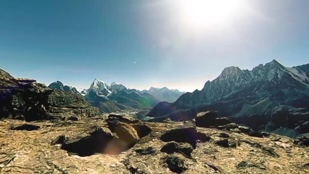360 VR Gokyo Ri dağ tepesi. Tibet Budist bayrağı. Vahşi Himalayalar yüksek irtifa doğa ve dağ vadisi. Buzla kaplı kayalık yamaçlar. Panorama hareketi — Stok video