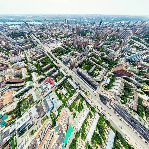 Vista aérea de la ciudad con encrucijadas y caminos, casas, edificios, parques y estacionamientos. Imagen panorámica soleada de verano — Foto de Stock