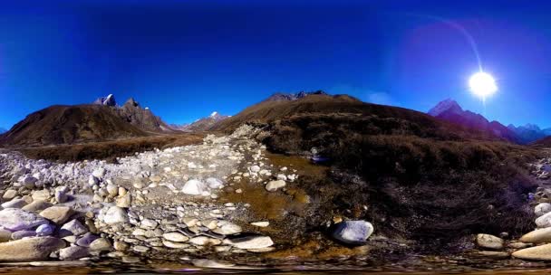 4K VR dari Dingboche dan Pheriche desa di Nepal, titik dasar everest base camp track. EBC. Stupa Buddha di gunung. — Stok Video