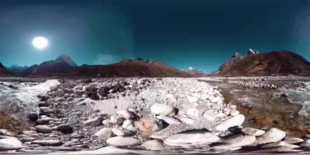 4K VR z Dingboche i wioski Pheriche w Nepalu, podstawowy punkt najstarszego toru bazowego. EBC. Buddyjska stupa na górze. — Wideo stockowe